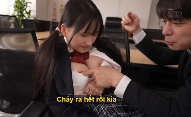 Ba năm trời, thầy giáo rèn luyện cô học trò ngực khủng thành “cái bình đựng tinh”.